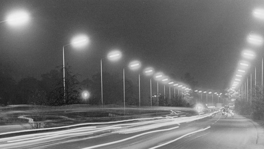 Die Lichterkette der Münchener Straße: an beiden Seiten der Fahrbahnen steht Lampe an Lampe. Hier geht es zum Artikel: Gaslaternen im Schatten der "Pilze".