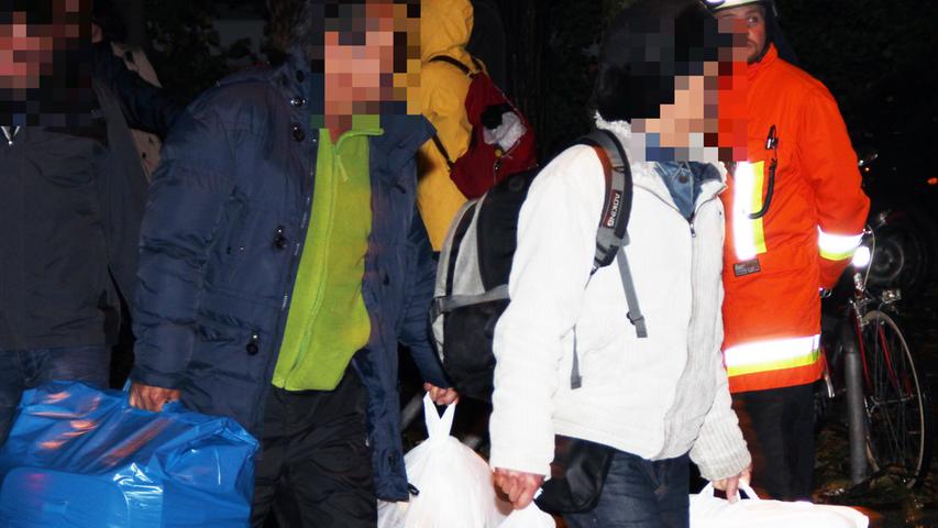Ein Mitarbeiter einer Sicherheitsfirma vor Ort hatte erklärt, dass etwa 30 Flüchtlinge in die Frankenstraße umgesiedelt wurden.