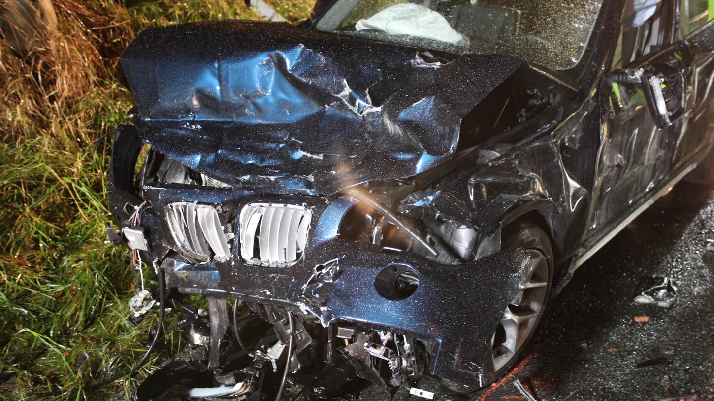 Schwer Verletzungen erlitten die beiden Insassen dieses BMW. Er war mit einem entgegenkommenden Kleinwagen kollidiert.