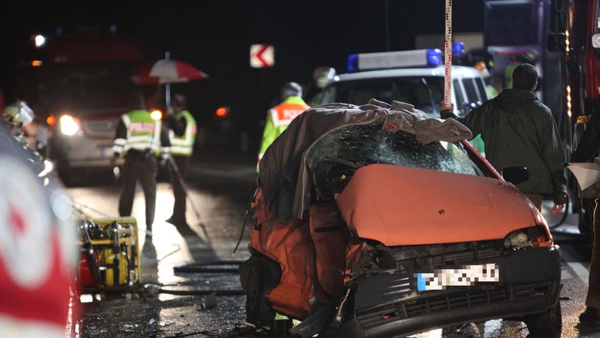 Das Auto der tödlich verunglückten Frau wurde an der linken Seite stark eingedrückt.