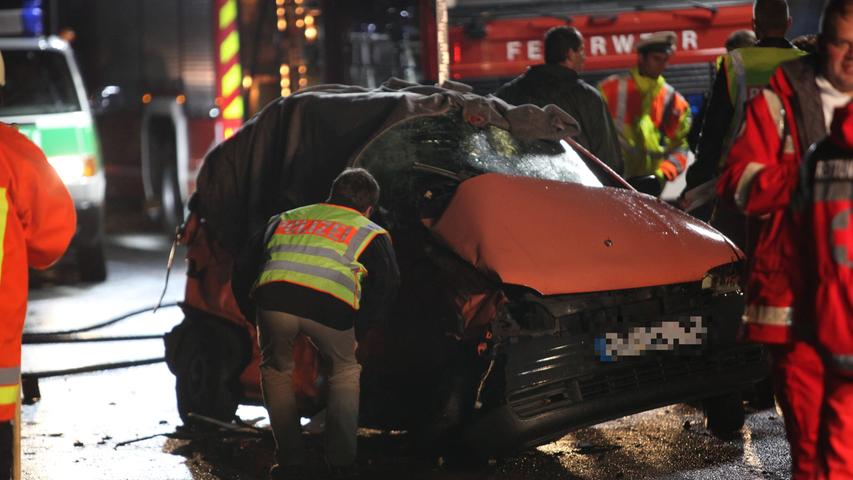 Durch die Wucht des Zusammenstoßes wurde die 46-jährige Seatfahrerin in ihrem Auto eingeklemmt. Sie starb am Unfallort.
