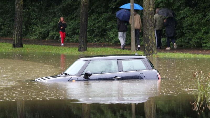Autos standen in Stuttgart auf einem überschwemmten Parkplatz unter Wasser.