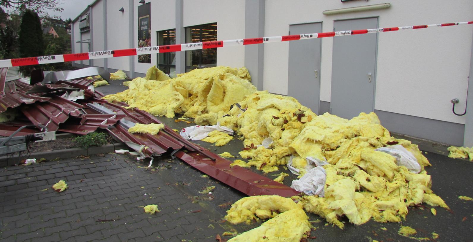 Ein Supermarkt in Igensdorf wurde bei dem Unwetter am Dienstagabend schwer beschädigt.