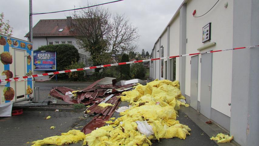 Über ganz Bayern fegte am Dienstagabend ein heftiger Sturm hinweg. Im Markt Igensdorf hielt das Dach eines Supermarktes den Böen nicht stand und wurde teilweise abgedeckt.