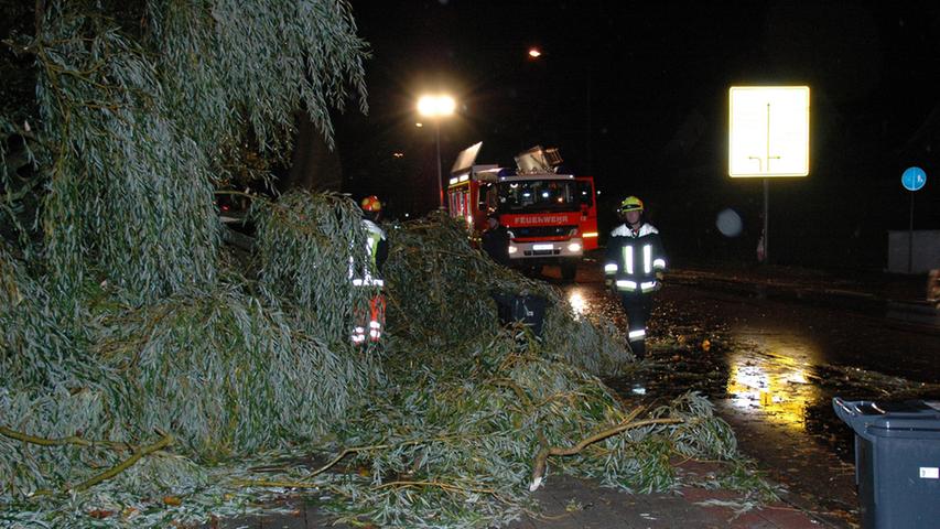 Auch Roth blieb vom Sturm nicht verschont. Zahlreiche Bäume knickten um und blockierten Straßen.