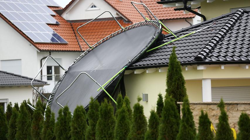 In Baden-Württemberg blieb ein Trampolin nach dem Sturm auf einem Hausdach in Riedlingen liegen.