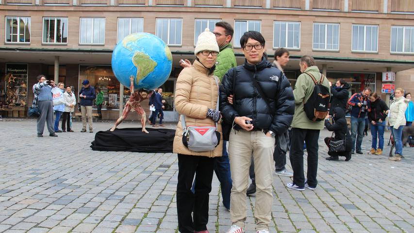 Henry (50) und Irene (45) kamen zufällig vorbei. Sie sind aus Hongkong und derzeit auf Europareise. "Ich kann überhaupt nicht verstehen, dass manche Leute die Plastinate als widerlich empfinden. Ich finde die Kunstinstallation sehr kreativ", urteilte Irene.