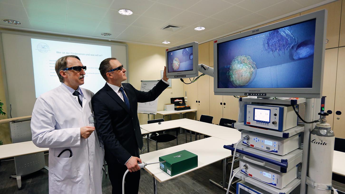 Prof. Dr. Holger Rupprecht und Dr. Marius Ghidau inspizieren die 3D-Bilder von einem der neu angeschafften OP-Türme. Nachdem bisher nur die Urologie über ein solches Gerät verfügte, können jetzt alle operativen Bereiche darauf zurückgreifen.
Prof. Dr. Holger Rupprecht und Dr. Marius Ghidau inspizieren die 3D-Bilder von einem der neu angeschafften OP-Türme. Nachdem bisher nur die Urologie über ein solches Gerät verfügte, können jetzt alle operativen Bereiche darauf zurückgreifen.