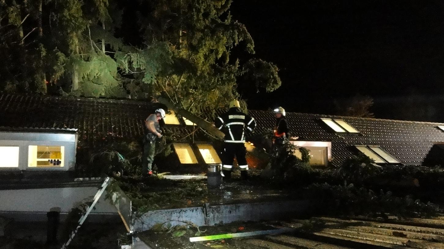 Feuerwehr im Einsatz: In Hilpoltstein in der Lohbachstraße stürzte während des Sturmtiefs „Gonzales“ ein Baum aufs Dach eines Firmengebäudes.
