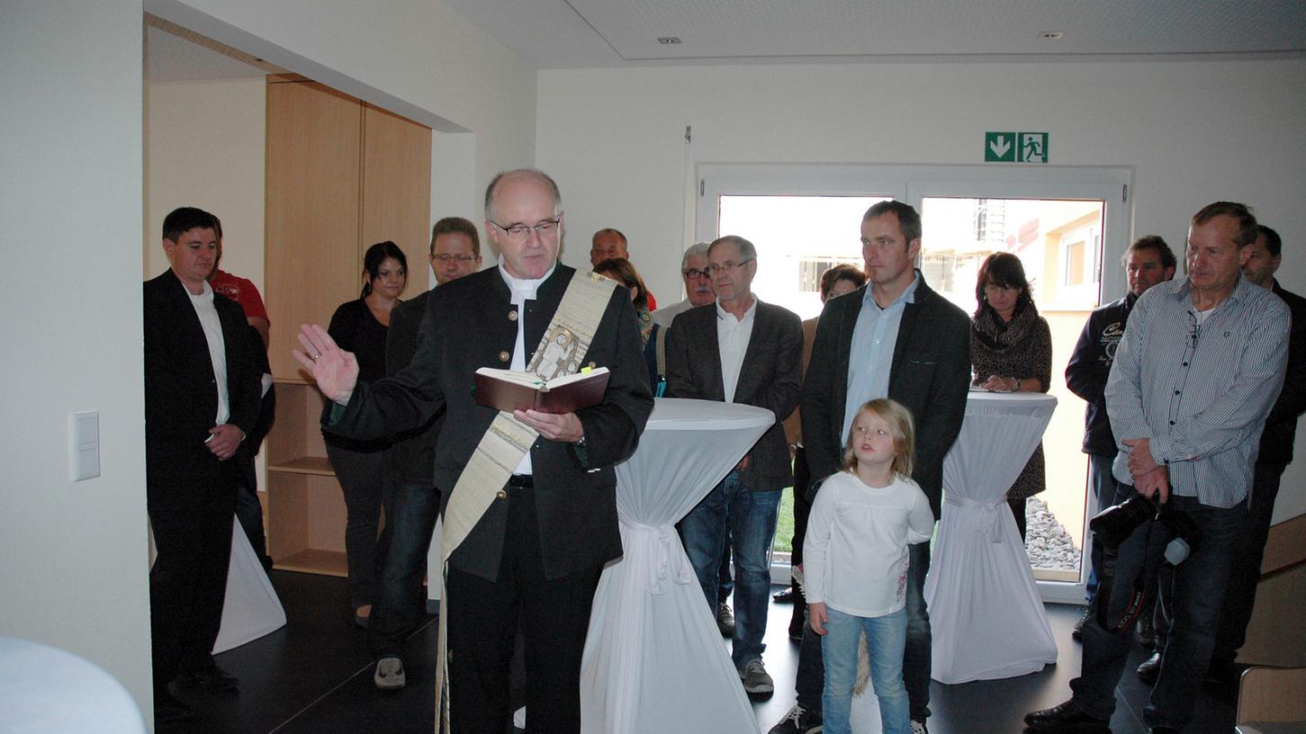 Diakon Herbert Götz erteilte bei der offiziellen Eröffnung der Kinderkrippe in Breg der Einrichtung, den Betreuern und den künftigen "Bewohnern" den kirchlichen Segen.