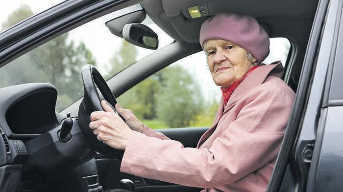 Autofahren darf man in Deutschland bis ins hohe Alter, regelmäßige Untersuchungen sind nicht vorgeschrieben. Oft wird Senioren der Führerschein erst dann entzogen, wenn sie bereits einen oder mehrere Unfälle verursacht haben.