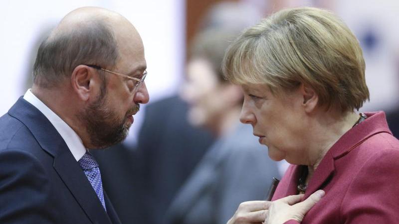 Schulz mischte sich aber auch aktiv ins (welt-)politische Tagesgeschäft ein und beschränkte sich nicht nur auf repräsentative Aufgaben: Ob hier mit Angela Merkel...
