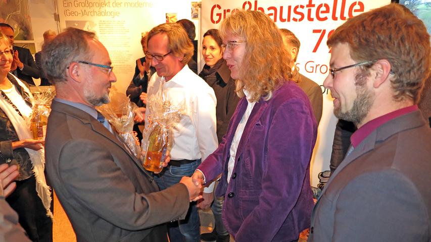 Im Namen der Stadt dankte Bürgermeister Baum (links) Projektleiter Lukas Werther, Stefanie Berg-Hobohm vom Landesamt und Prof. Christoph Zielhofer (von rechts).
