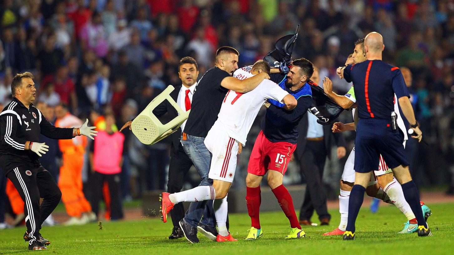 Ein Qualifikationsspiel eskaliert: Zwischen Serbien und Albanien kam es kürzlich zu schweren Tumulten.