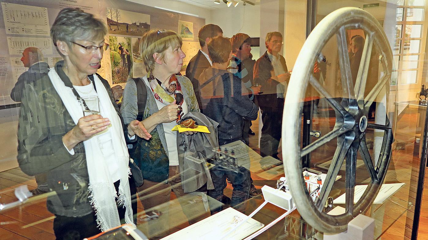 Ein Kraftakt war der Einzug der Sonderausstellung in das Volkskundemuseum für dessen Leiterin Dr. Marlit Bauch (links an einer der Vitrinen) und ihr Team.