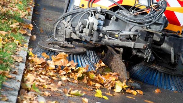 Saubermachen: In Nürnberg sind rund 1300 km Straßenstrecke zu reinigen, 183 Mitarbeiter kümmern sich darum. Nürnberg kostet das jährlich 13,8 Millionen Euro. Das sind 25,90 Euro pro Einwohner.