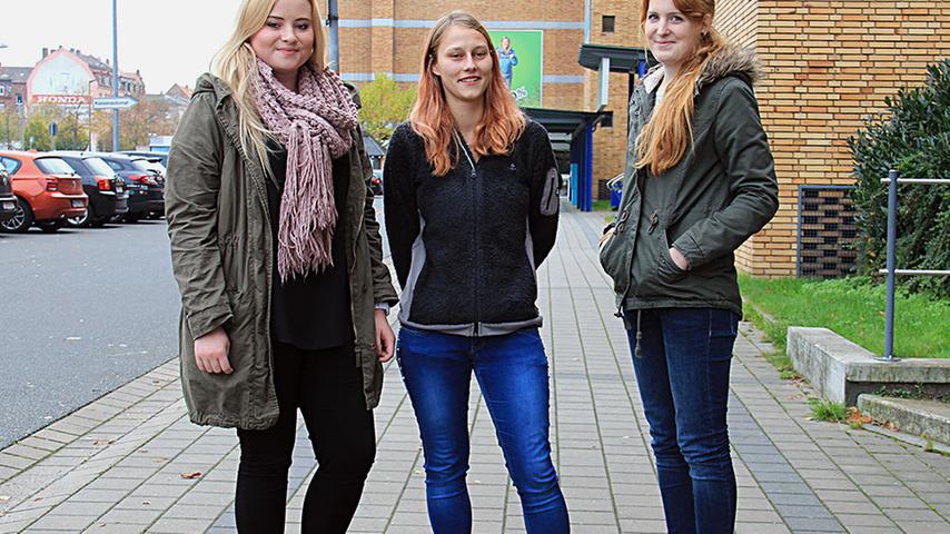 Die Freundinnen Julia Oeller (18, von links nach rechts), Jessica Frimmel (19) und Katrin Braun (18) mögen die Zeitumstellung nicht besonders: "Wir hätten gerne nur die Sommerzeit."