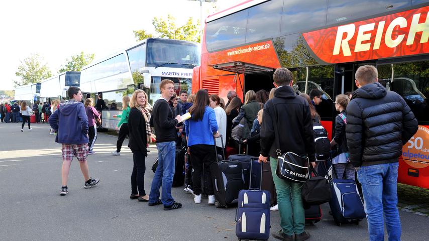 Rund 570 Schüler auf Klassenfahrt - fast das gesamte Gymnasium Höchstadt ist am Freitagnachmittag auf eine gemeinsame Reise gegangen.