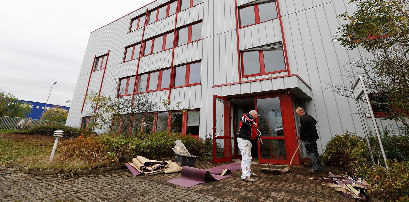 Notquartier für 100 Asylbewerber im Landkreis Fürth steht