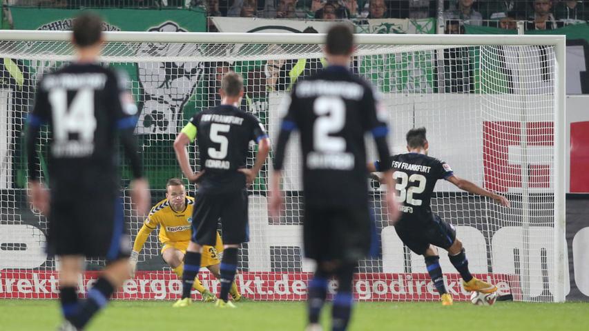 Grifo tritt zum fälligen Strafstoß an, verlädt Mickel und erzielt das 5:2 für den FSV Frankfurt. Es ist bereits der dritte Treffer von Grifo an diesem Abend.