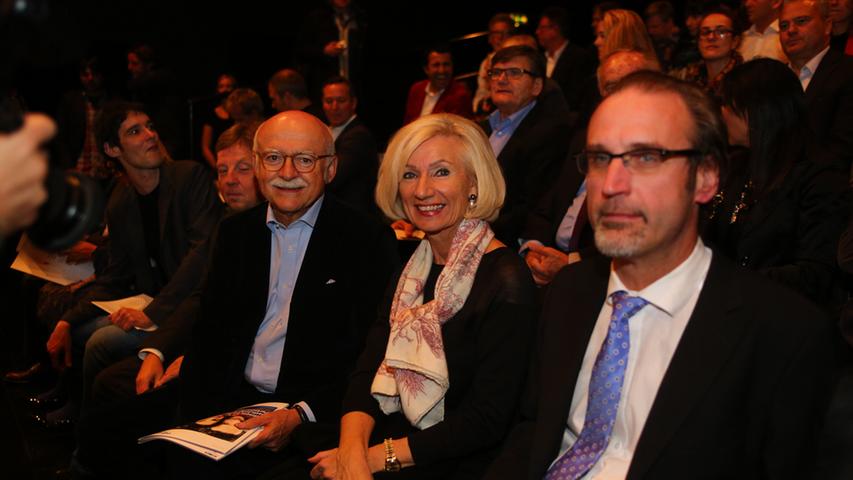 Auch Kulturreferentin Julia Lehner und Ex-Club-Präsident Gerd Schmelzer ließen sich die Gala nicht entgehen. Der Walther-Bensemann-Preis wurde von Toni Schnell (rechts), Geschäftsführer des Olympia-Verlags, überreicht.