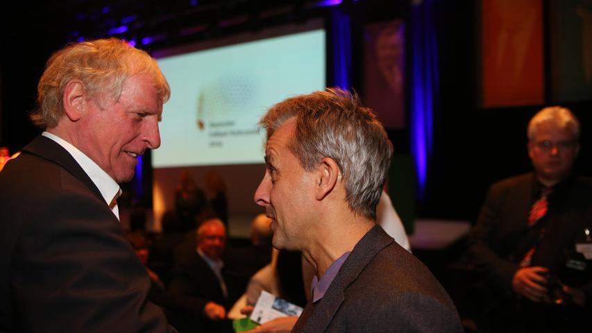 Prominente Gesichter gab es auch abseits der Bühne: Ex-Nationalspieler Pierre Littbarski (rechts) im Gespräch mit Erich Rutemöller, ehemaliger Chef der DFB-Fußballlehrerausblidung.