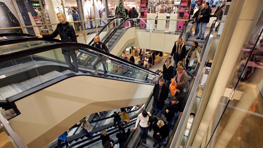 Deutschland lernt das Einkaufszentrum zu lieben. Warenhäuser wie Karstadt? Ein vermeintliches Auslaufmodell. Allein in den letzten 20 Jahren hat sich der Bestand der Kaufhäuser halbiert. Das trifft auch den Karstadt-Konzern schwer. 