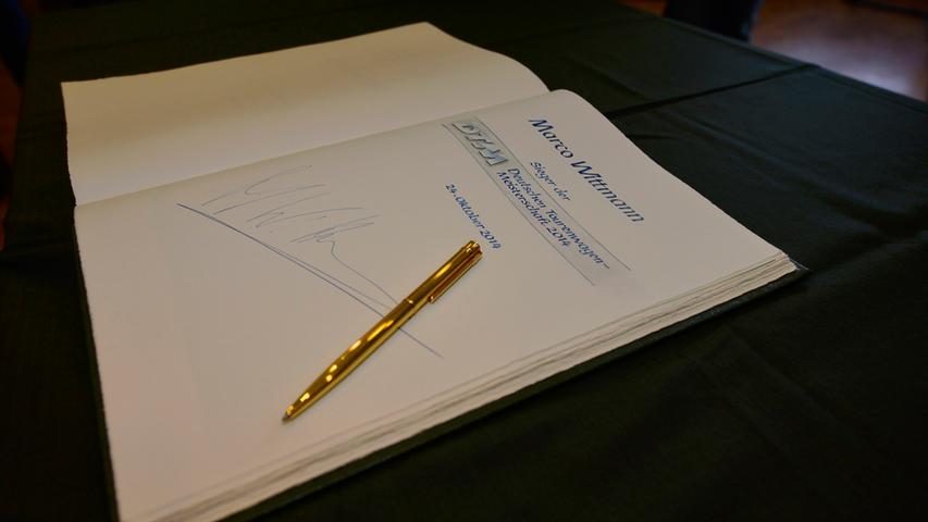 Dann war es vollbracht: Wittmanns Unterschrift ziert fortan das Goldene Buch.