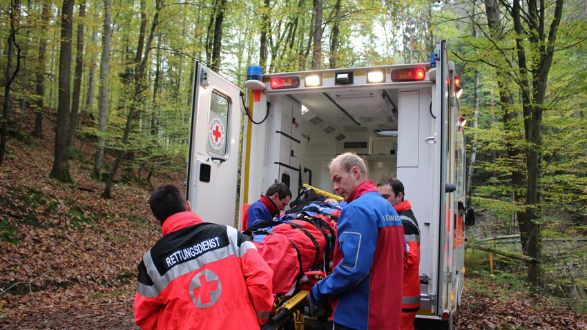 Fünf Minuten dauert die Fahrt mit dem Rettungswagen ins Krankenhaus, wo die junge Frau dann weiterversorgt werden kann.