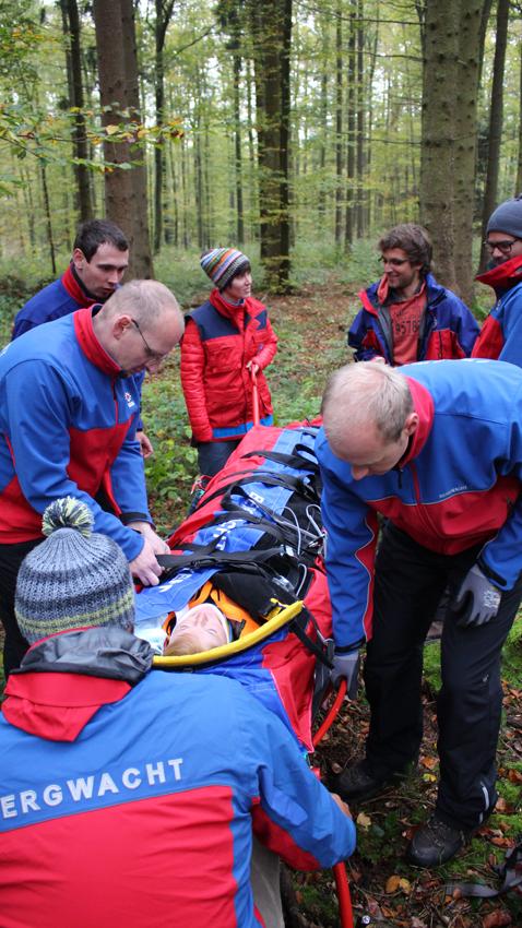 Insgesamt sind acht Angehörige der Forchheimer Bergwacht im Einsatz, um das eingeklemmte Bein zu befreien.