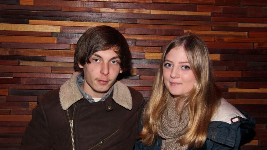 Tobias Schmolke (20) und Daniela Putz (17) dagegen gefällt die Musik der Band "Spring Offensive": "Die werden wir uns später dann im Neuen Museum anschauen."