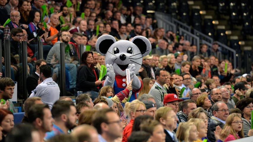 Die Zuschauer in der Arena stehen Kopf. Sie bekommen einen bärenstarken HC Erlangen zu sehen.