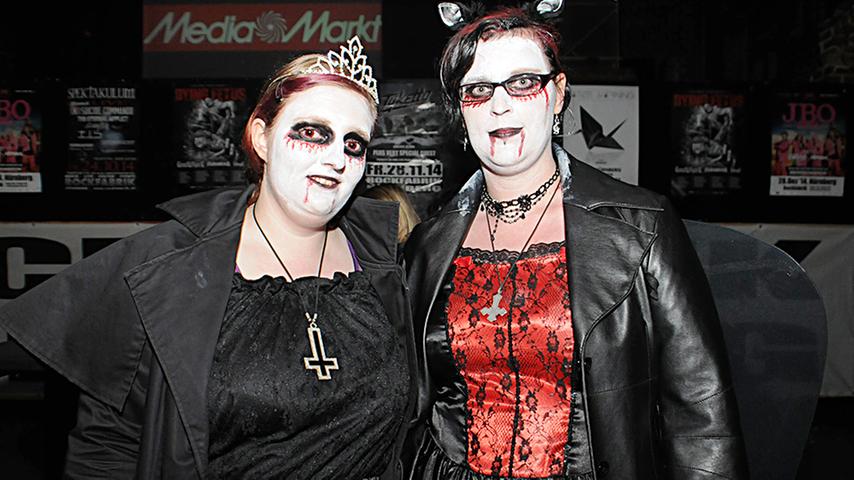 Auch die Vampire Nicole und Rebeca haben an Make-Pp und Kunstblut nicht gespart, ...