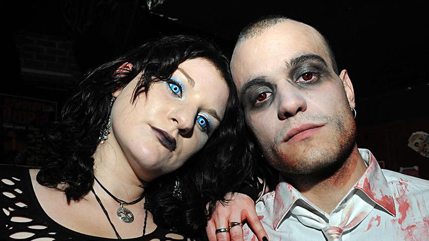 Hexe trifft Menschenfresser ... so fangen Geschichten an Halloween nun einmal an, so auch bei Tina und Michael.