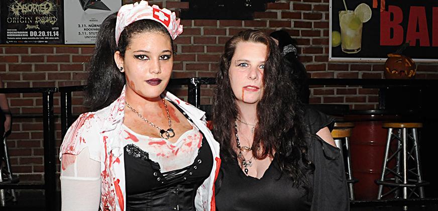 Gina und Niki (re.)haben  als Zombie-Krankenschwester und Vampir die Blicke der Besucher auf sich gezogen.