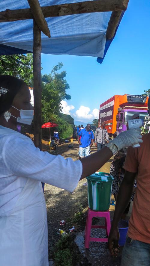 New York und zwei weitere US-Staaten mit Großflughäfen verschärfen am 26. Oktober ihren Kampf gegen Ebola. Sie isolieren Ärzte und Pfleger nach deren Einsatz in Westafrika zwangsweise für drei Wochen.