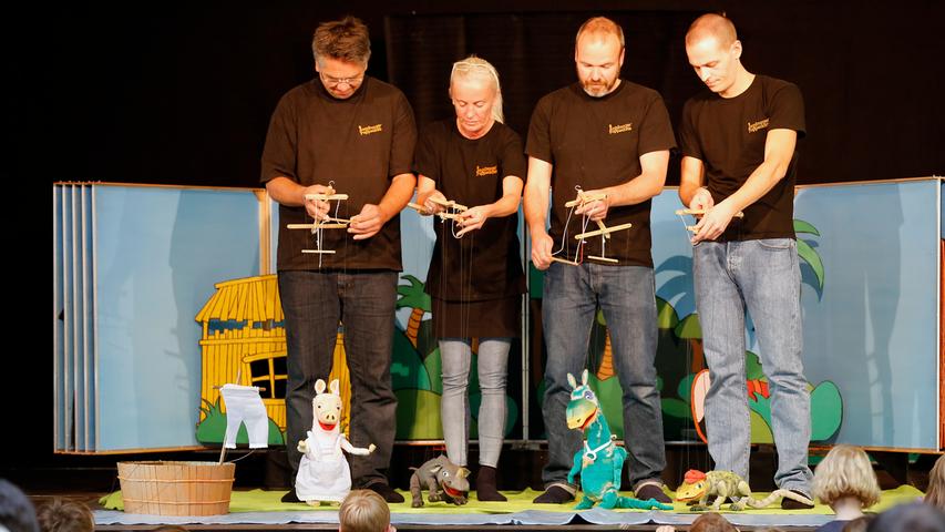 Die Augsburger Puppenspieler setzen ihre Figuren realistisch in Bewegung.