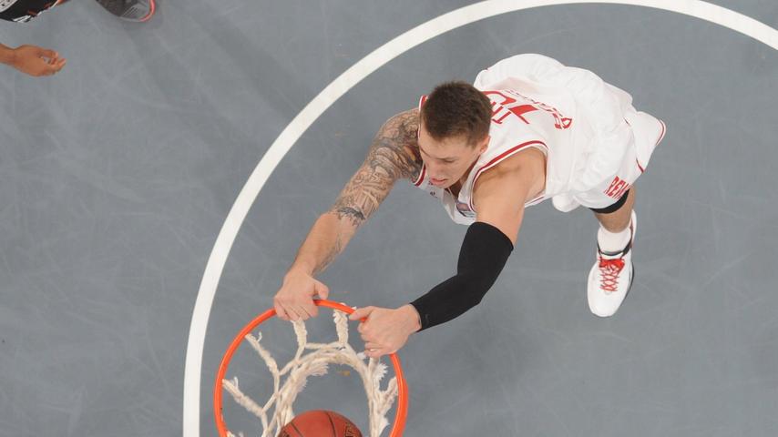 Daniel Theis und die Brose Baskets Bamberg gewannen das Topspiel in der Basketballbundesliga gegen ratiopharm Ulm mit 101:74.