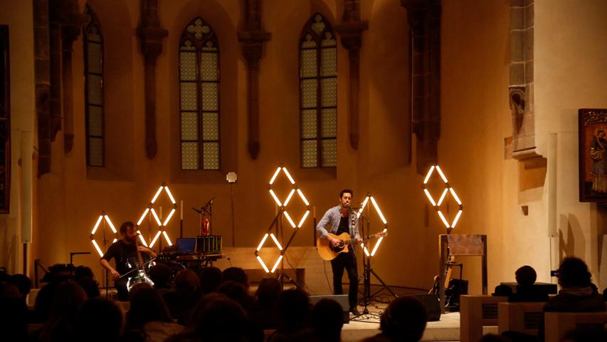 Songwriter David Lemaitre aus Bolivien hatte da schon den sakraleren Auftrittsort. Er spielte in der Klarakirche.