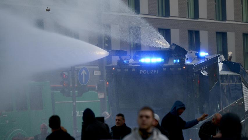 Die Polizei setzte nach massiven Ausschreitungen zwei Wasserwerfer ein.