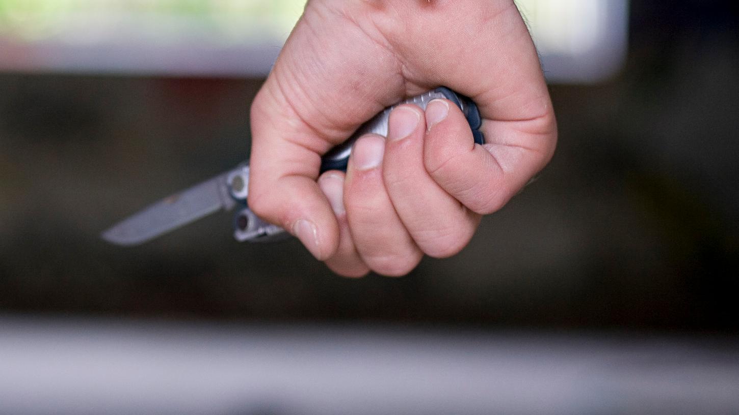 Der junge Mann attackierte seinen Stiefvater so lange mit dem Messer, bis die Klinge brach. (Symbolbild)