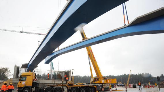Greißelbach: Spektakuläre Montage zweier Brückenträger
