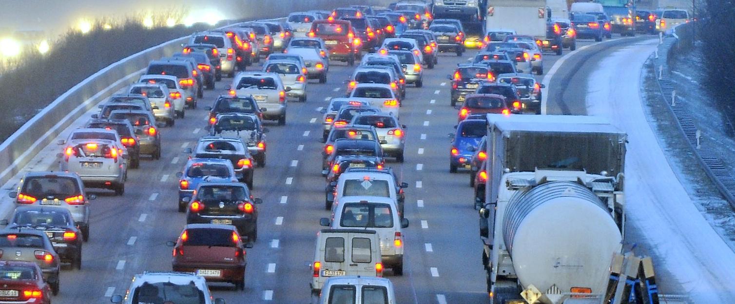 Das Leid eines jeden Autofahrers: Stau. Bis 2025 soll es auf Bayerns Straßen noch voller werden.