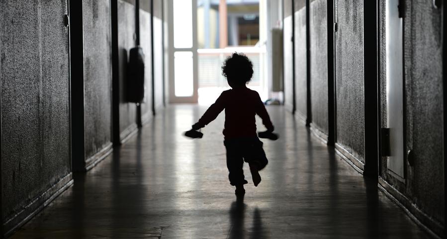 Die größte Gruppe der Asylbewerber stammt aus Syrien - dort herrscht seit Jahren Krieg. Die Menschen fliehen, weil ihnen in der Heimat Tod oder Folter droht. Ähnliches gilt für Flüchtlinge aus dem Irak oder Eritrea. Allerdings stammen in diesem Jahr die zweit- und drittgrößte Flüchtlingsgruppe aus dem Kosovo und Albanien. Die Politik diskutiert gerade, sie als sichere Herkunftsländer einzustufen. Denn sicherlich verlassen manche den Kosovo oder Albanien, weil es ihnen in der Heimat wirtschaftlich schlecht geht und sie auf ein besseres Leben in Deutschland hoffen. Doch außer über das Asylsystem gibt es für sie kaum einen legalen Weg nach Deutschland. Zudem werden in Westbalkanstaaten Minderheiten - Sinti, Roma, Ägypter oder Ashkali - durchaus diskriminiert. Die größte Gruppe der Asylbewerber stammt aus Syrien - dort herrscht seit Jahren Krieg. Die Menschen fliehen, weil ihnen in der Heimat Tod oder Folter droht. Ähnliches gilt für Flüchtlinge aus dem Irak oder Eritrea. Allerdings stammen in diesem Jahr die zweit- und drittgrößte Flüchtlingsgruppe aus dem Kosovo und Albanien. Die Politik diskutiert gerade, sie als sichere Herkunftsländer einzustufen. Denn sicherlich verlassen manche den Kosovo oder Albanien, weil es ihnen in der Heimat wirtschaftlich schlecht geht und sie auf ein besseres Leben in Deutschland hoffen. Doch außer über das Asylsystem gibt es für sie kaum einen legalen Weg nach Deutschland. Zudem werden in Westbalkanstaaten Minderheiten - Sinti, Roma, Ägypter oder Ashkali - durchaus diskriminiert.
