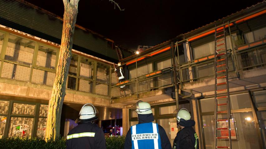 Dachstuhlbrand im Erlanger Westen: Am Montagabend stand nach Informationen der Feuerwehr der Dachstuhl eines Gebäudes in Erlangen-Büchenbach in Flammen. Die Polizei ermittelt nun wegen fahrlässiger Brandstiftung.