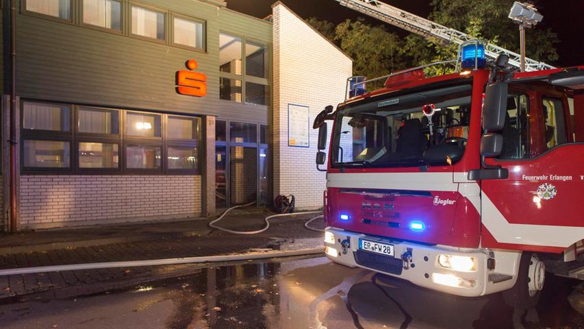 Gegen 19.15 Uhr rückte ein Großaufgebot der Feuerwehr zu einem brennenden Gebäude in der Odenwaldallee in der Nähe eines Einkaufszentrums an.