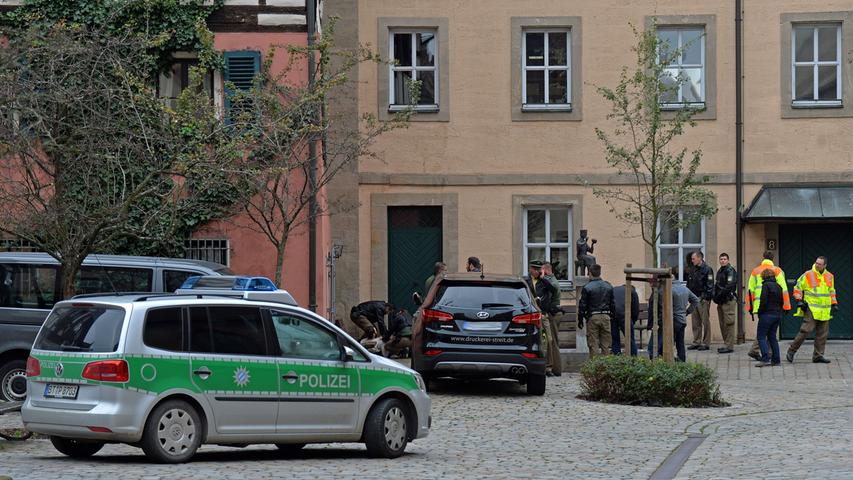 In Forchheim rief im Oktober ein 32-Jähriger die Polizei auf den Plan. Mit einem Messer und einem toten Hasen bewaffnet, betrat er das Rathaus der oberfänkischen Stadt und verlangte eine anständige Beerdigung für das Tier. Was er bekam waren Handschellen. Mehr dazu lesen Sie hier.