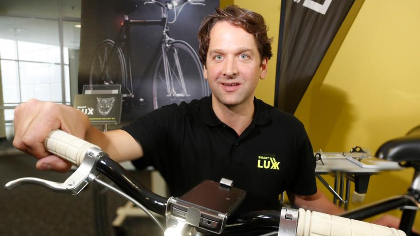 Leonard John aus Aalen in Baden-Württemberg wollte beim Radeln besser sehen. Also erfand der 19-jährige Maschinenbau-Student ein Kurvenlicht fürs Fahrrad. Den Impuls dafür liefert ein am Helm angebrachter Sensor.