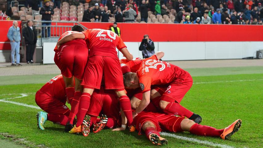 Nach dem Treffer zum 1:0 durch Philipp Hofmann war der Jubel bei den "Roten Teufeln" groß.