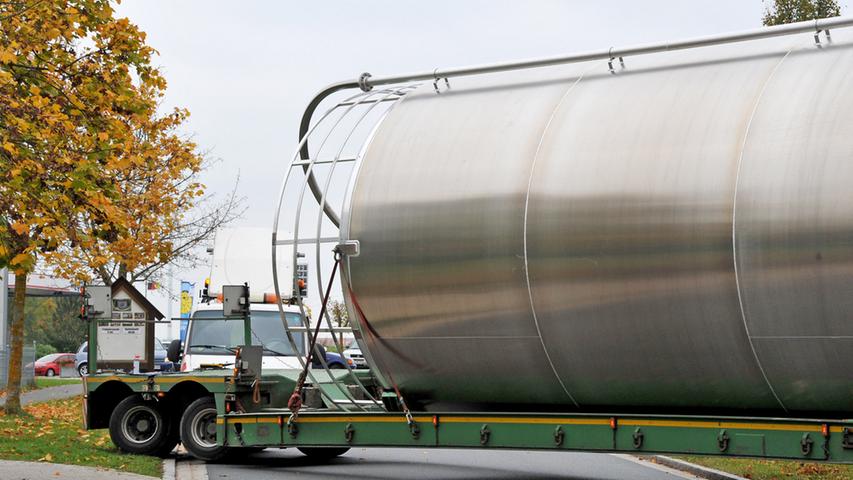 Schwertransporter blockiert Durchfahrt: Laster steckte fest